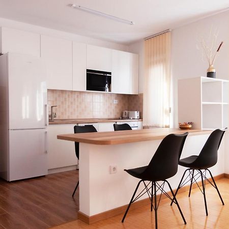 Lux Family Apartment Vidanovic Пирот Екстериор снимка